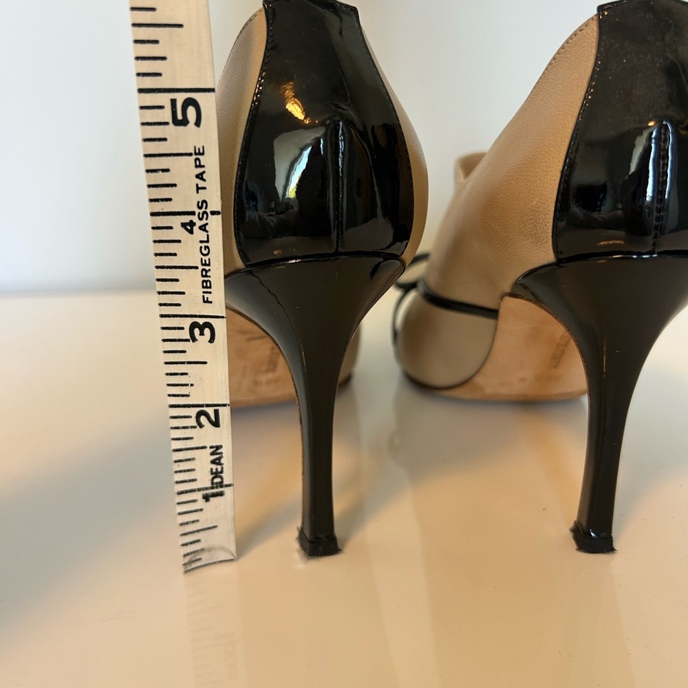 Manolo Blahnik - Beige & Black Patent Leather Pumps – Size 38.5 - Picture 6 of 9
